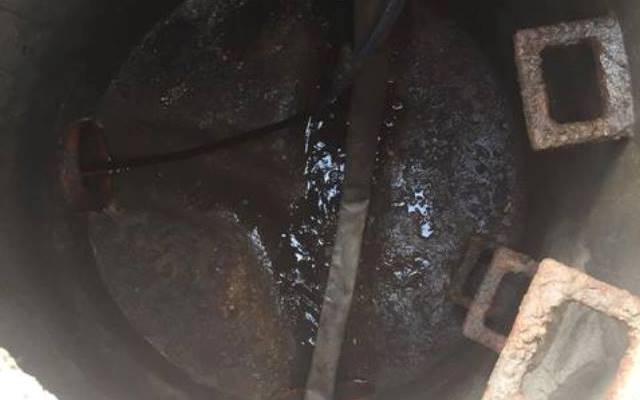 Mechaniczne Czyszczenie Zamulonej Studzienki Kanalizacyjnej
