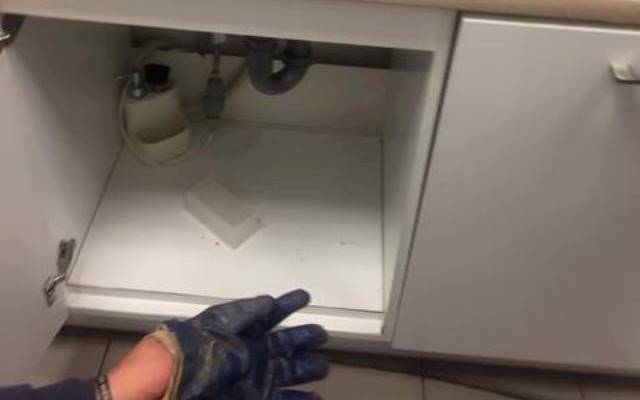 Przepychanie odpływu zlewu kuchennego z zalegających osadów
