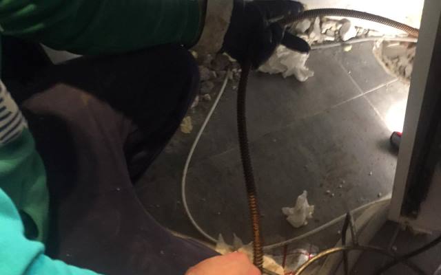 Rozwiązywanie niedrożności w odpływach domowych i użytkowych