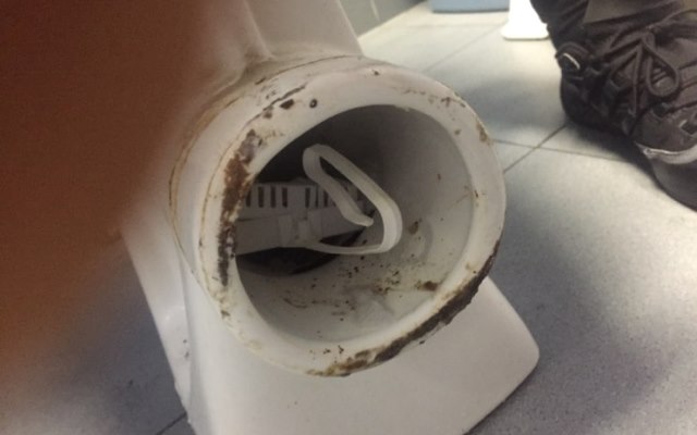 Awaryjne przepychanie zatkanego WC w instalacjach sanitarnych