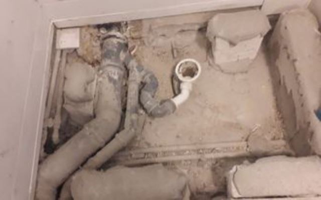 Instalacja brodzika prysznicowego z pełnym podłączeniem i uszczelnieniem