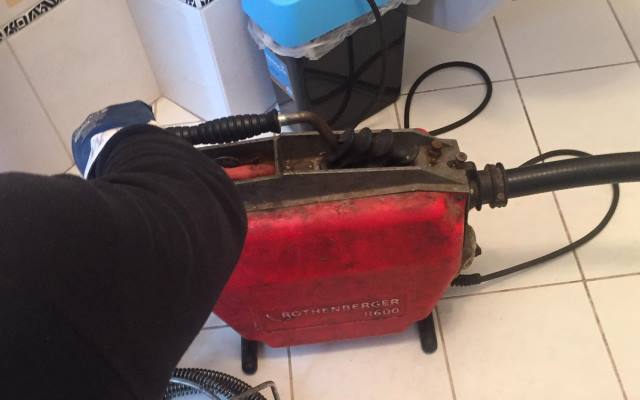 Przepychanie odpływu umywalki w łazience lub kuchni