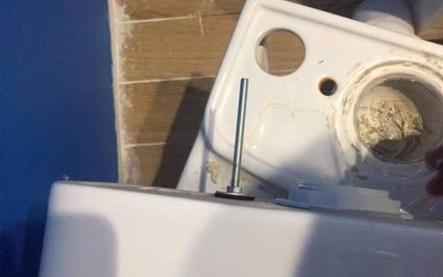 Naprawa mechanizmu spłuczki w toalecie domowej lub biurowej