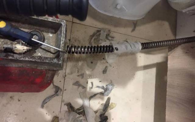 Awaryjne przepychanie zatkanego WC w łazience