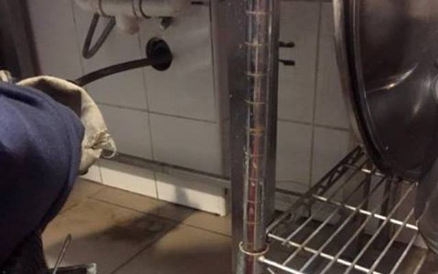 Udrażnianie odpływu umywalki w łazience domowej