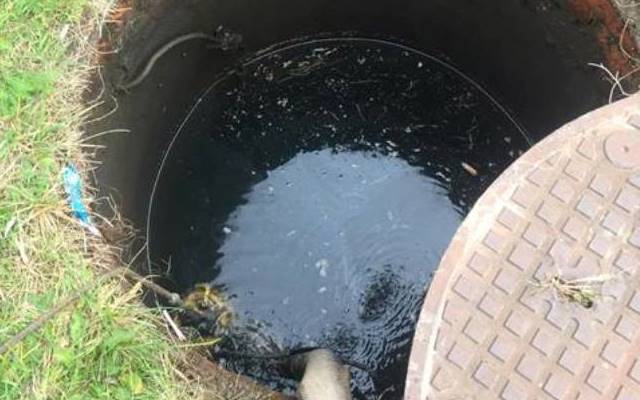 Skuteczne oczyszczanie studzienki kanalizacyjnej z osadów