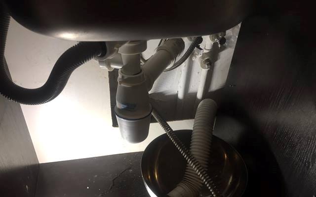 Przywracanie drożności odpływu zlewozmywaka w kuchni