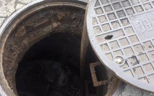 Oczyszczanie studzienki ściekowej z zanieczyszczeń i zatorów