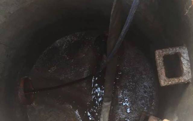 Przepychanie odpływu studzienki kanalizacyjnej w garażu