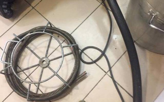 Przywracanie drożności rur kanalizacyjnych w budynkach