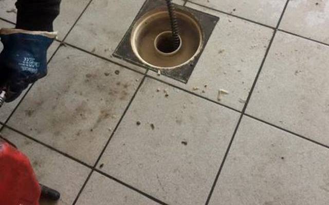 Oczyszczanie i udrażnianie odpływu w systemie garażowym