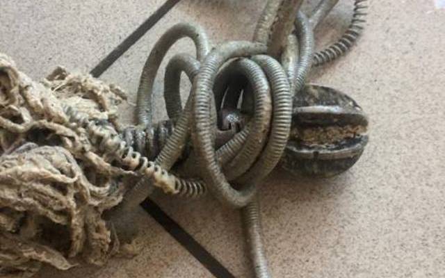 Przepychanie niedrożnego odpływu kanalizacyjnego w domu