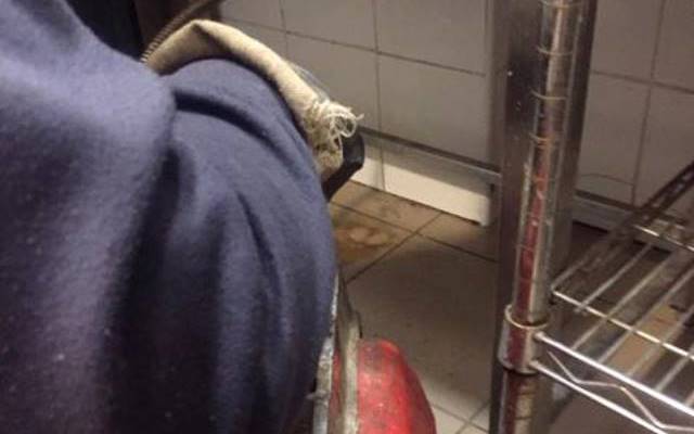 Udrożnienie zablokowanego odpływu w zlewie kuchennym