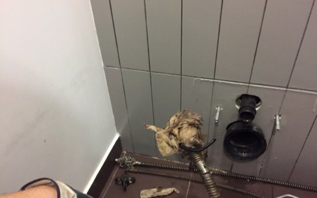 Odtkanie zapchanej toalety w przypadku nagłych zatorów
