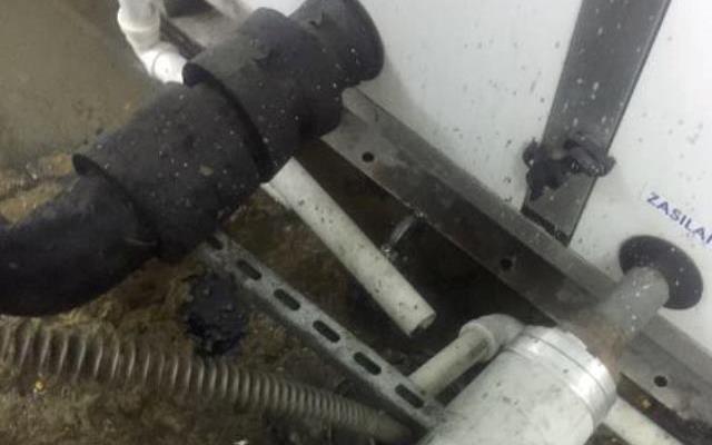 Czyszczenie i odetkanie niedrożnego odpływu w instalacji