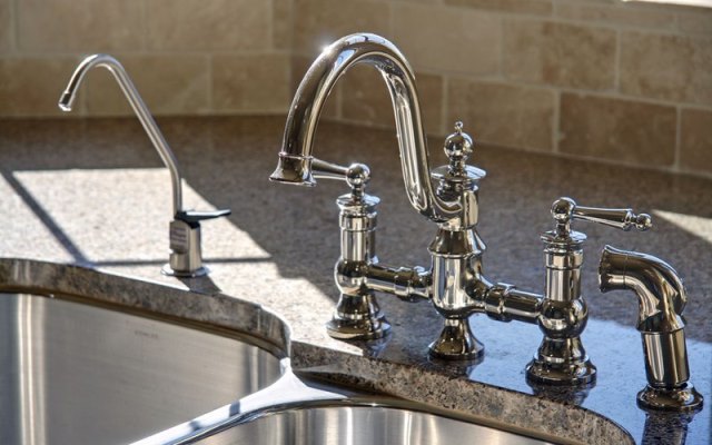 Montaż baterii w kuchni lub łazience z podłączeniem