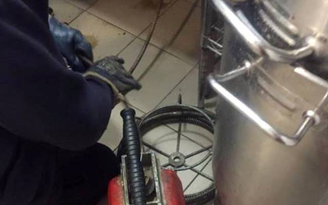 Usuwanie Zatorów i Przepychanie Odpływu w Umywalce