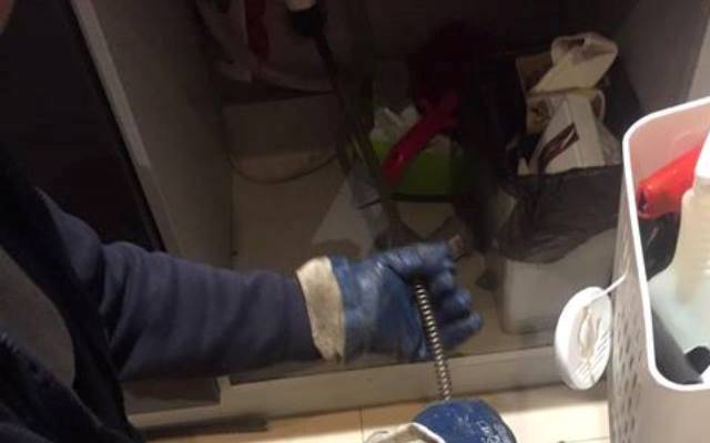 Skuteczne Przepychanie Zablokowanego Odpływu w Zlewie