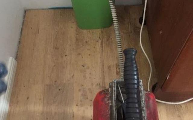 Przepychanie niedrożnego odpływu w umywalce