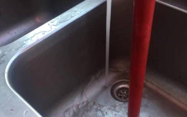 Usuwanie zatoru w zapchanym zlewie kuchennym