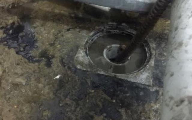 Oczyszczanie i odetkanie spływu skroplin z urządzeń