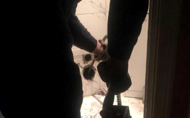 Awaryjne udrożnienie zatkanej toalety w łazience