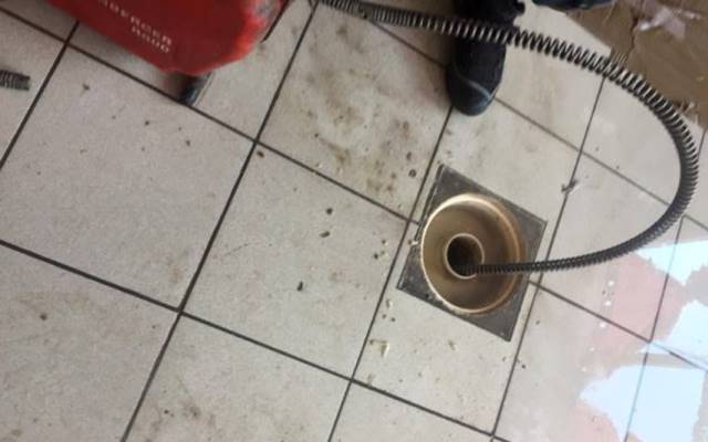 Czyszczenie kratki ściekowej w pomieszczeniu technicznym