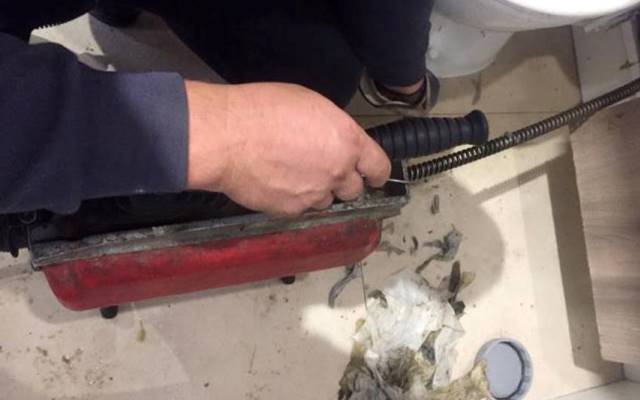 Skuteczne przywracanie drożności odpływu w WC