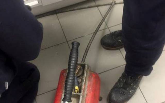 Oczyszczanie i udrażnianie zapchanej rury kanalizacyjnej